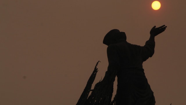 SINAR matahari berwarna kuning tak menembus asap tebal di Pekanbaru. (Foto: Widiarso)