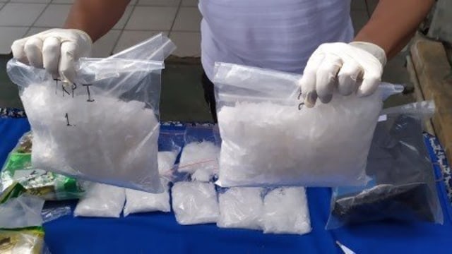 Salah seorang petugas Direktorat Narkoba Polda Sulteng menunjukan barang bukti narkotikan jenis sabu-sabu seberat kurang lebih 3,5 Kg, sebelum dilakukan pemusnahan di Markas Polda Sulteng, Rabu (24/7). Foto: Arief/PaluPoso
