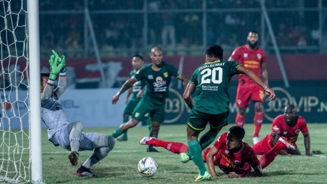 Lawan PSIS, Dua Rekrutan Anyar Persebaya Belum Pasti Bermain (102474)