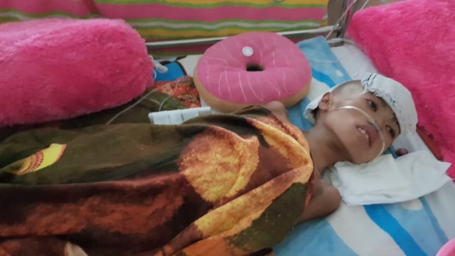 Kondisi Nur Aisyah, bocah pengidap tumor asal Majene, Sulawesi Barat, yang saat ini dirawat di RS Wahidin Sudirohusodo, Makassar. Foto: Adi