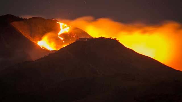 Kobaran api membakar hutan di kawasan puncak Gunung Merbabu terlihat dari Selo, Boyolali, Jawa Tengah, Kamis (12/9/2019). Foto: ANTARA FOTO/Mohammad Ayudha