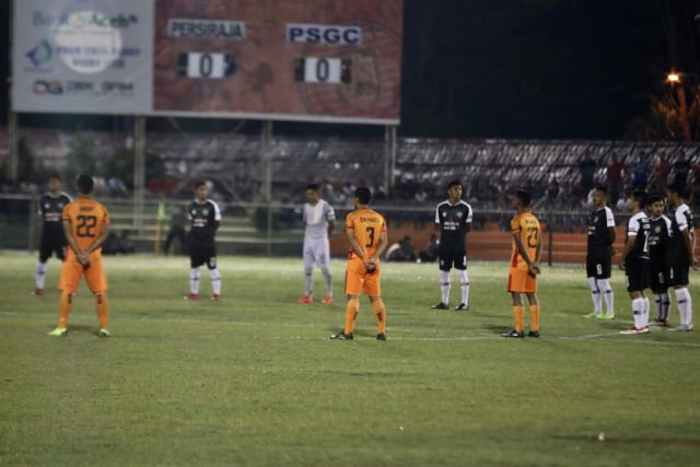 Pemain Persiraja dan PSGC Ciamis mengheningkan cipta untuk almarhum BJ Habibie di Stadion H Dimurthala, Banda Aceh, Jumat malam (13/9). Foto: Suparta/acehkini