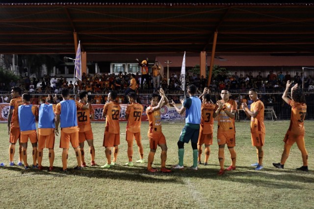 Pemain Persiraja merayakan kemenangannya atas PSGC Ciamis bersama para suporternya. Foto: Suparta/acehkini