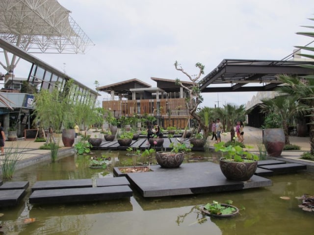 bangunan modern the breeze bsd dengan kolam ikan hias