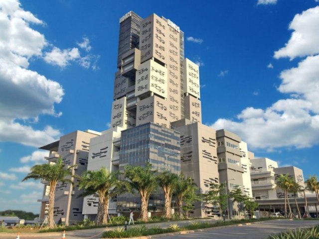 bangunan modern indonesia dengan variasi geometris gedung binus alam sutera