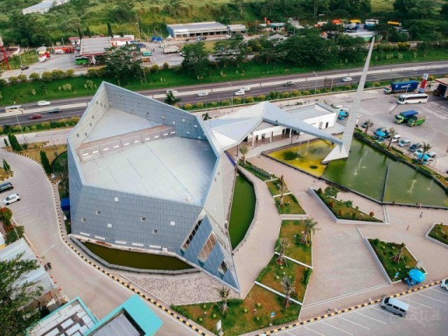 bangunan modern seperti pesawat tempur bernama masjid al safar