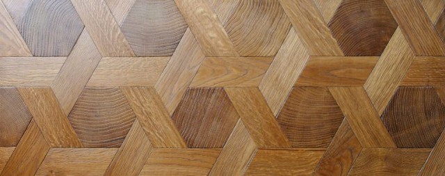 motif anyaman pada lantai kayu