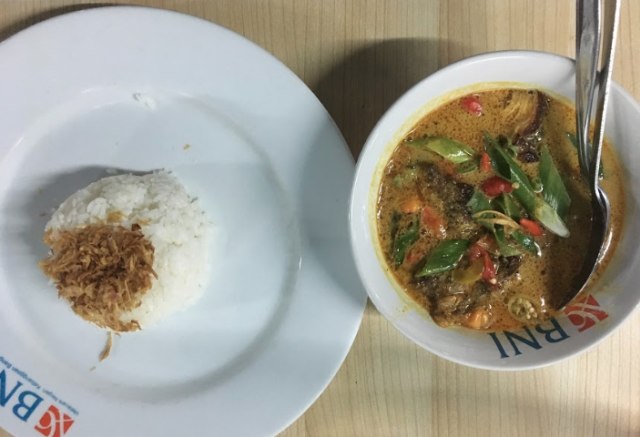 Ayam Lodho, ayam kuah kuning pedas yang akan membangkitkan kembali semangat di sore hari.
