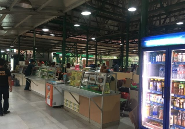 Kantin Fakultas Teknik tidak seramai kantin di fakultas lainnya.