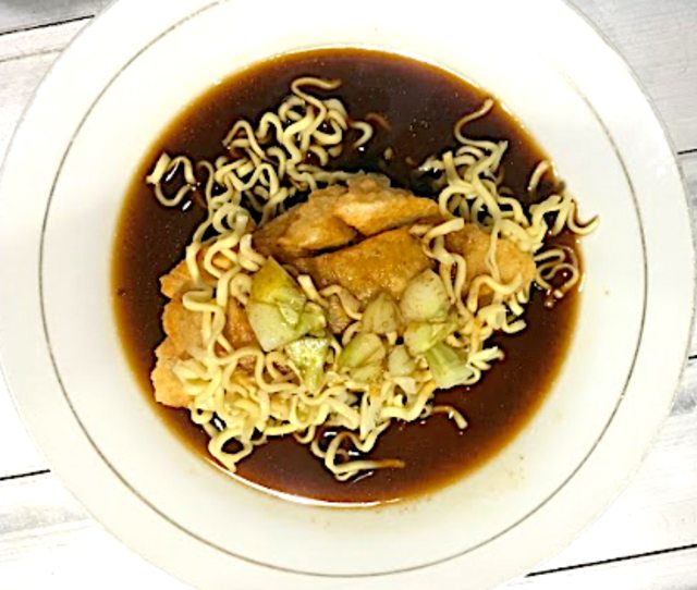 Pempek di Fakultas Teknik UI yang punya banyak penggemar.