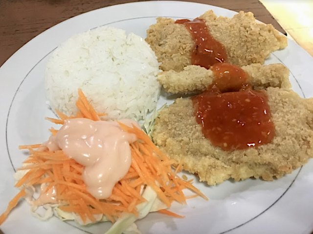 Nasi Ayam Real Madrid, paket makan siang lengkap dengan harga ekonomis.