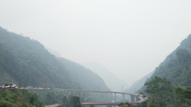 Kabut asap yang menyelimuti wilayah perbatatasan antara Sumbar dan Riau, di Kelok Sembilan (Foto: Zulfikar/Langkan.id)