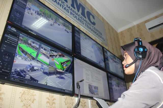 Petugas dari Satlantas melakukan pemantauan arus lalu lintas melalui CCTV di ruang TMC Mapolres Temanggung, Jumat (13/9/2019). Foto: ari