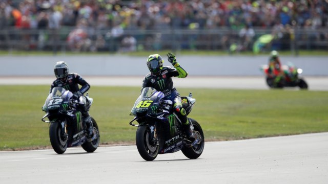 Valentino Rossi dan Mavrick Vinales menyapa para pendukung mereka. Foto: REUTERS/David Klein
