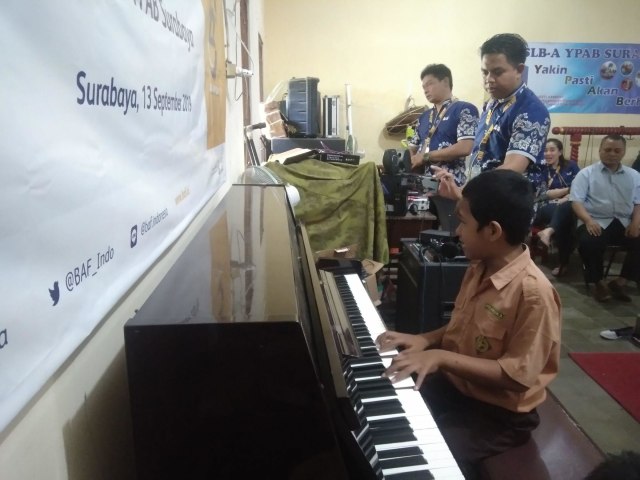 Tegar menyanyi dan memainkan pianonya. Foto-foto : Amanah Nur Asiah/Basra