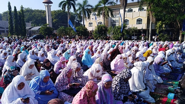 Jemaah wanita khusyuk berdoa usai salat istigasah dan salat hajat di Masjid Sabilal Muhtadin, Banjarmasin pada Sabtu (14/9/2019). Foto: Zahidi/banjarhits.id