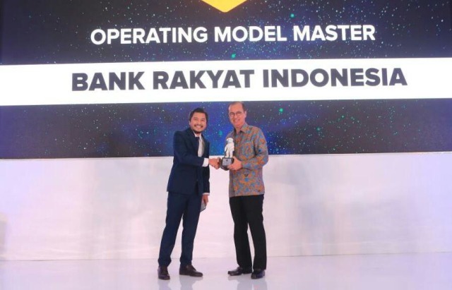 Direktur Teknologi Informasi dan Operasi Bank BRI, Indra Utoyo, mewakili Bank BRI menerima penghargaan Best Operating Model Master dalam IDC Digital Transformation Awards 2019, Kamis (12/9). Foto: Dok. BRI