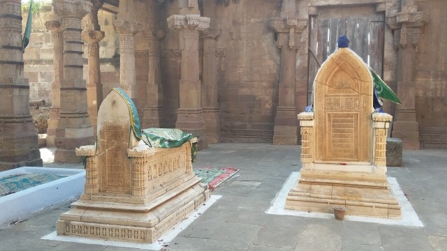 Makam Al Kazeruni dan Istri.jpeg