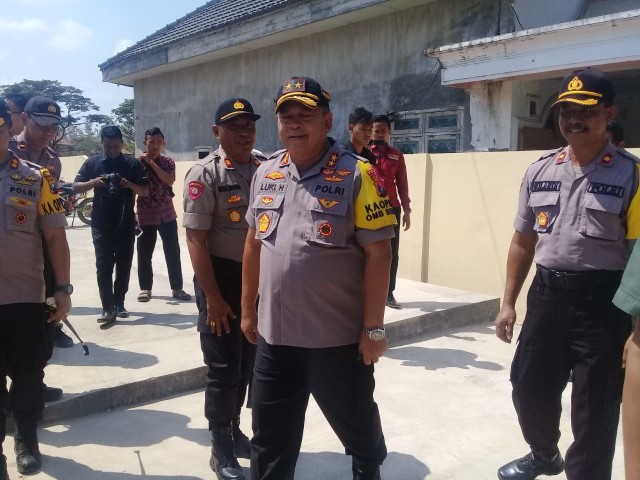 Kapolda Jatim Irjen Pol Luki Hermawan tiba di Polsek Tambelangan Kabupaten Sampang, Sabtu (14/9/2019) pukul 09.00 WIB. (Zainal/MM). 