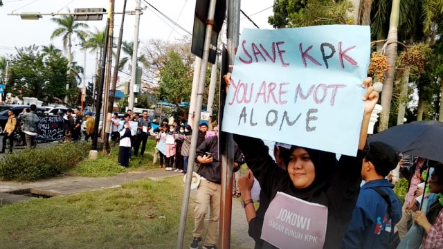 Aksi Koalisi Masyarakat Sipil Antikorupsi Sumatera Barat menolak 'mati'nya KPK (Foto: Irwanda/Langkan.id)