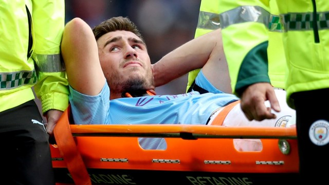 Aymeric Laporte cedera di laga Manchester City vs Brighton and Hove Albion. Foto: REUTERS/Jon Super
