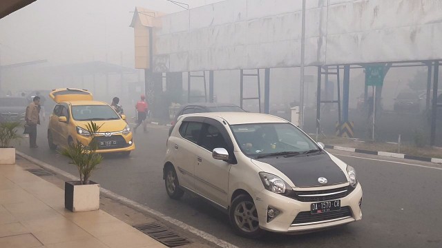 Kabut asap yang menyelimuti Bandara Syamsuddin Noor, Banjarmasin, Kalimantan Selatan. Foto: Nurul Nur Azizah/kumparan)