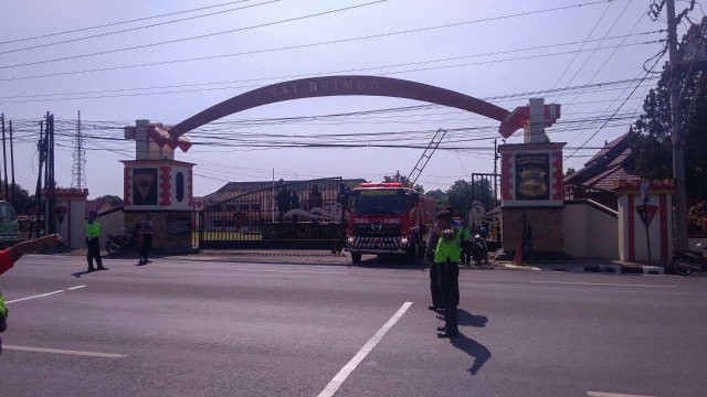 Mobil pemadam kebakaran mendatangi lokasi ledakan. Foto: Dok. Bid Humas Polda