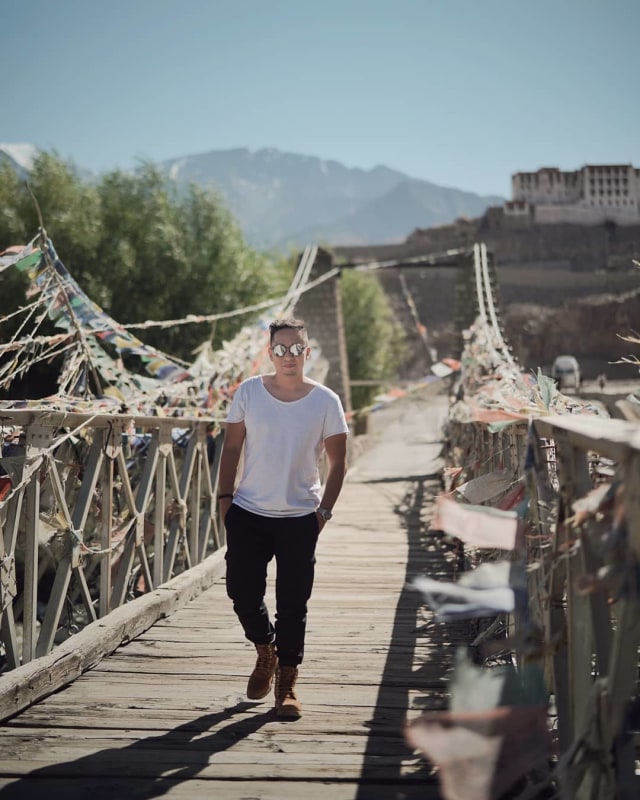 Dalam salah satu fotonya, Ringgo tampak berada di sebuah jembatan yang berada di Leh. Merupakan kota padang pasir paling tinggi di Himalaya, Leh saat ini terkenal dengan situs-situs Buddhist dan area trekking. Foto: Instagram @ringgoagus