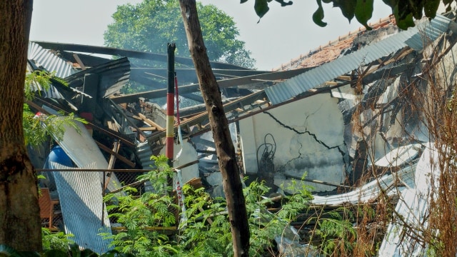 Kondisi gudang tempat penyimpanan bahan peledak dan bom temuan dari masyarakat, setelah terjadinya ledakan di gudang tersebut, di kompleks Markas Brimob Polda Jateng, di Semarang, Jawa Tengah, Sabtu (14/9/2019). Foto: ANTARA/R. Rekotomo