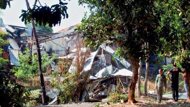 Kondisi gudang tempat penyimpanan bahan peledak dan bom temuan dari masyarakat, setelah terjadinya ledakan di gudang tersebut, di kompleks Markas Brimob Polda Jateng, di Semarang, Jawa Tengah, Sabtu (14/9/2019). Foto: ANTARA/R. Rekotomo