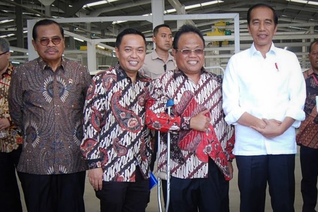  Sukiyat bersama Jokowi saat peresmian pabrik Esemka (Tara Wahyu)