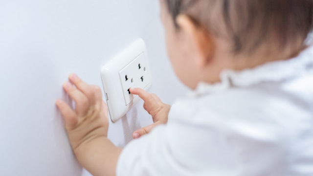 Ilustrasi anak tersengat listrik. Foto: Dok. Shutterstock