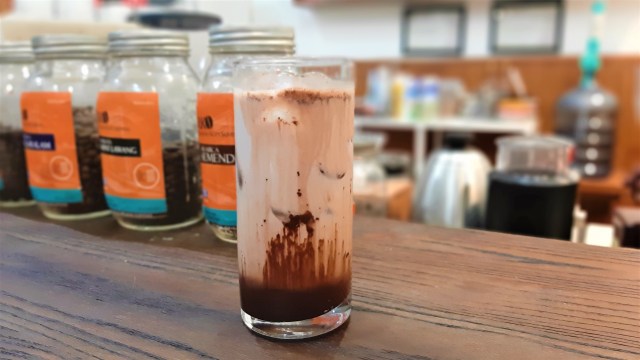 Es cokelat di Rumah Kopi Sumsel (RKS), Palembang