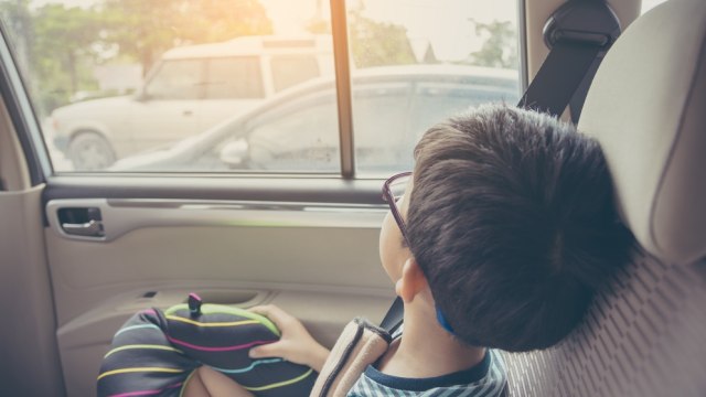 Ilustrasi anak di dalam mobil.