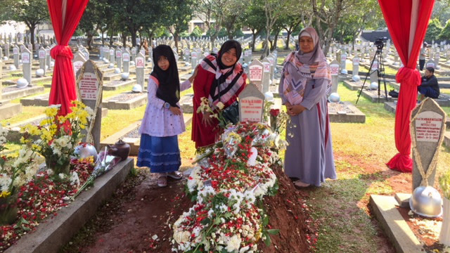 Ketika Peziarah Ramai-ramai Berswafoto di Pusara BJ Habibie
