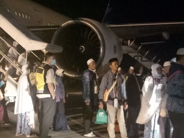 Jemaah haji kloter 11 debarkasi Aceh saat mendarat di Bandar Udara Sultan Iskandar Muda, Blang Bintang, pada Sabtu (14/9) pukul 02.19 WIB. Foto: Dok. PPIH Aceh