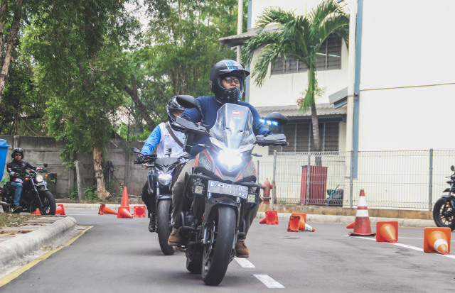 Peserta Safety Riding sedang melakukan pelatihan Foto: Bangkit Jaya Putra/kumparan