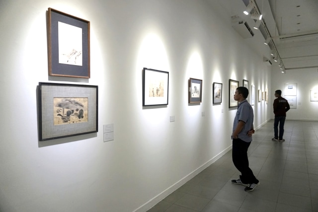 Pengunjung melihat karya di Pameran Sketsaforia Urban di Galeri Nasional. Foto: Iqbal Firdaus/kumparan