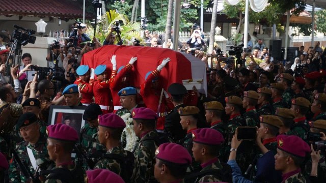 Jenazah BJ Habibie diberangkatkan ke TMP Kalibata, Jakarta Selatan, pada Kamis (12/8). Foto: Irfan Adi Saputra/kumparan