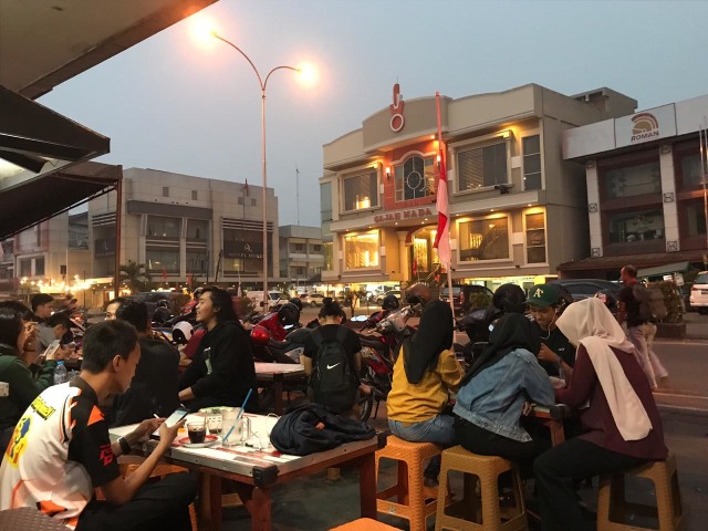 Pengunjung yang memadati Warung Kopi Winny di Jalan Gajahmada, Pontianak, Kalbar. Foto: Teri/Hi!Pontianak