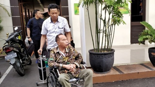 Eks Wali Kota Cimahi, Itoc Tochija menggunakan kursi roda serta alat bantu pernafasan usai menjalani sidang di Pengadilan Negeri Bandung. Foto: ANTARA/Bagus Ahmad Rizaldi