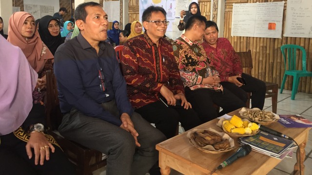 Saut Situmorang menjadi pembicara di Taman Baca Masyarakat (TBM) Mata Aksara Jalan Kaliurang, Sleman, DI Yogyakarta, Sabtu (14/9). Foto: Arfiansyah Panji Purnandaru/kumparan