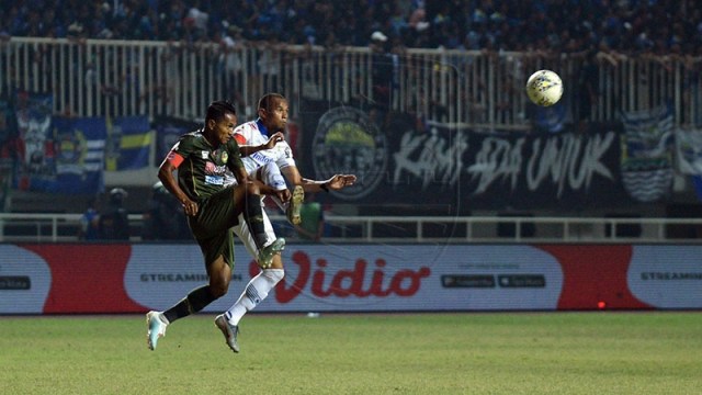 Pemain Tira-Persikabo dan Persib berduel. Foto: Dok. Media Persib