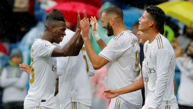 Para pemain Madrid merayakan gol. Foto: REUTERS/Susana Vera