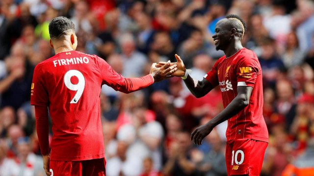 Sadio Mane dan Roberto Firmino merayakan gol. Foto: REUTERS/Phil Noble