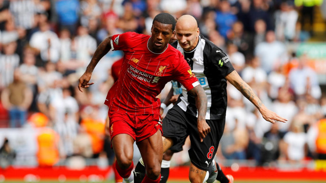 Pemain Liverpool dan Newcastle berebut bola. Foto: REUTERS/Phil Noble