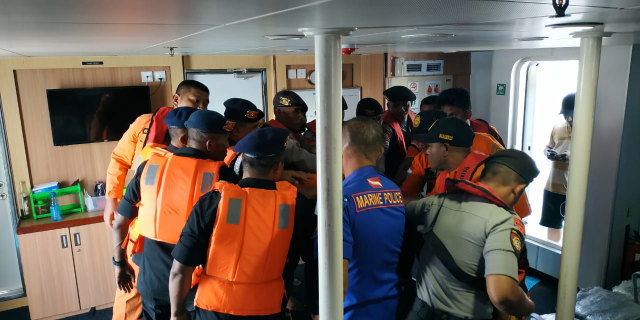 Tim penyelamat gabungan sedang bersiap melakukan pencarian penumpang speed boat yang tenggelam di Laut Maluku Tenggara, Sabtu (14/9). (Foto: ambonnesia)