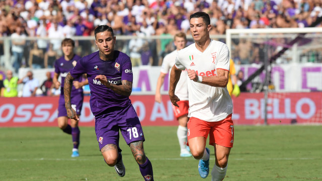 Ronaldo berduel dengan Erick Pulgar di laga Fiorentina vs Juventus. Foto: REUTERS/Alberto Lingria