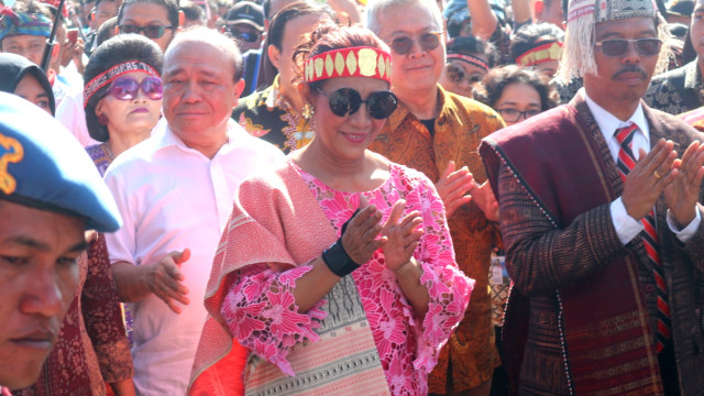 Menteri KKP, Susi Pudjiastuti saat membuka acara Karnaval Pesona Danau Toba 2019, Sabtu (14/9/2019). Foto: Rahmat Utomo/kumparan