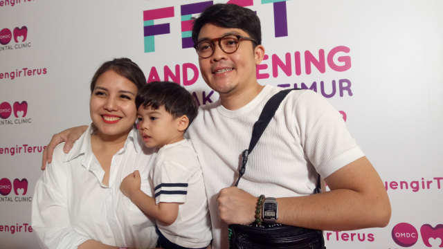 Kerja Sama Tya Ariestya dan Suami dalam Mengurus Anak (119273)
